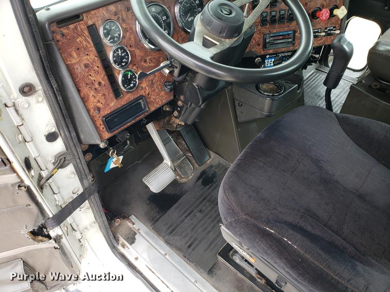 image for item EF9873 1999 International 9200 semi truck