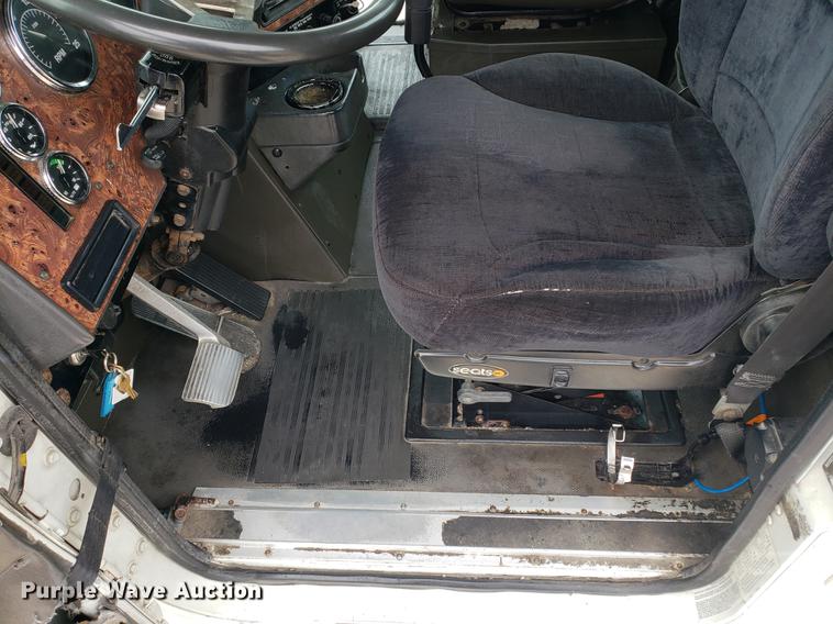 image for item EF9873 1999 International 9200 semi truck