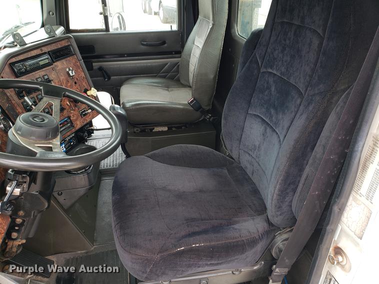 image for item EF9873 1999 International 9200 semi truck