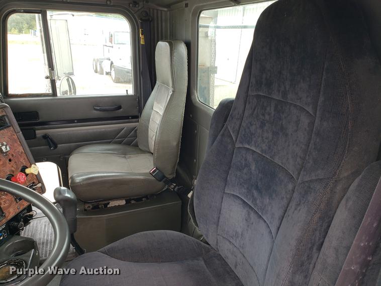 image for item EF9873 1999 International 9200 semi truck