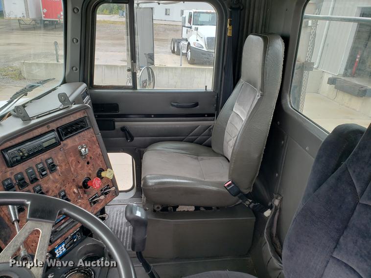 image for item EF9873 1999 International 9200 semi truck