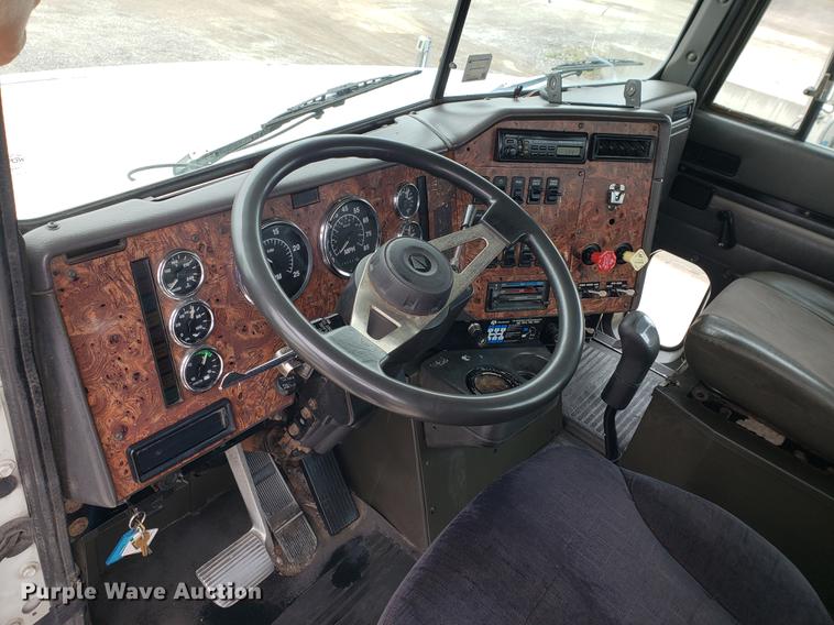 image for item EF9873 1999 International 9200 semi truck