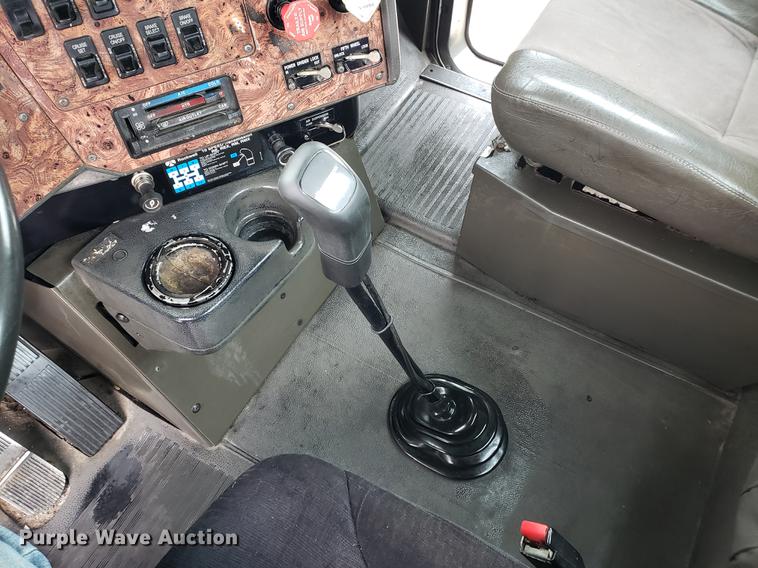 image for item EF9873 1999 International 9200 semi truck