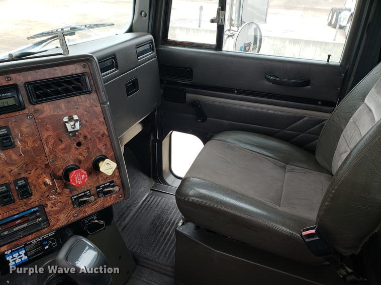 image for item EF9873 1999 International 9200 semi truck