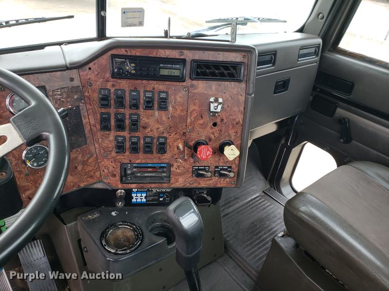 image for item EF9873 1999 International 9200 semi truck