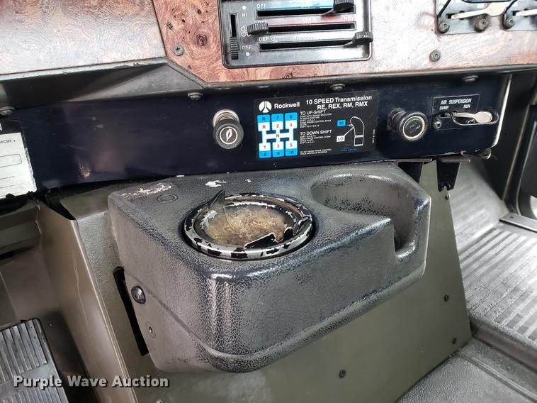 image for item EF9873 1999 International 9200 semi truck