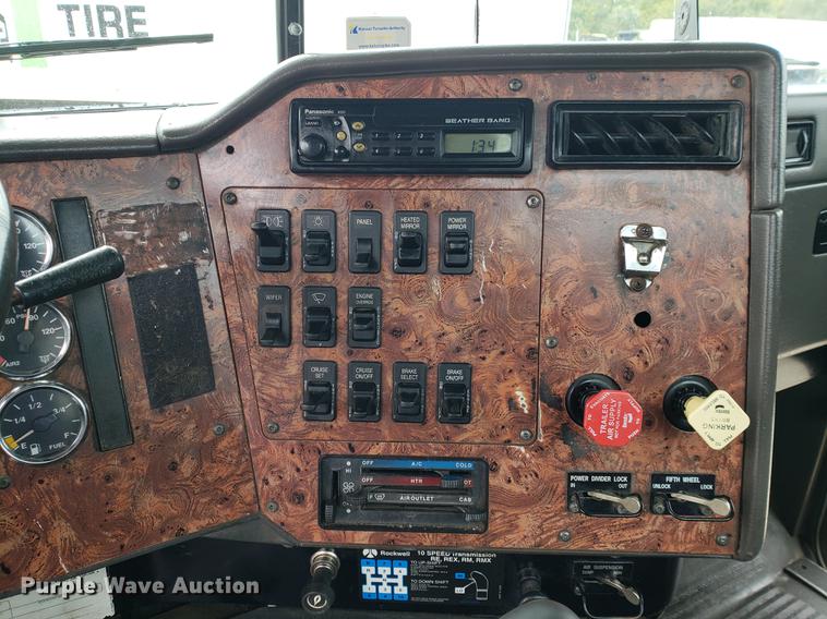 image for item EF9873 1999 International 9200 semi truck