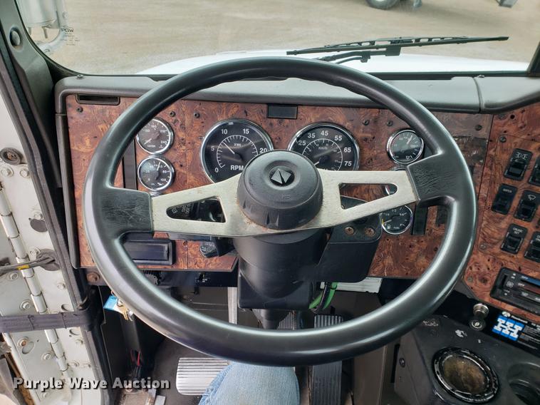 image for item EF9873 1999 International 9200 semi truck