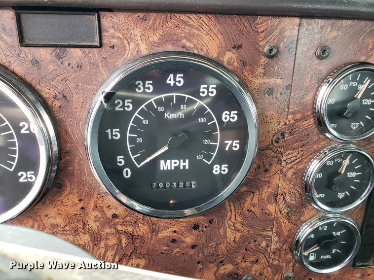 image for item EF9873 1999 International 9200 semi truck