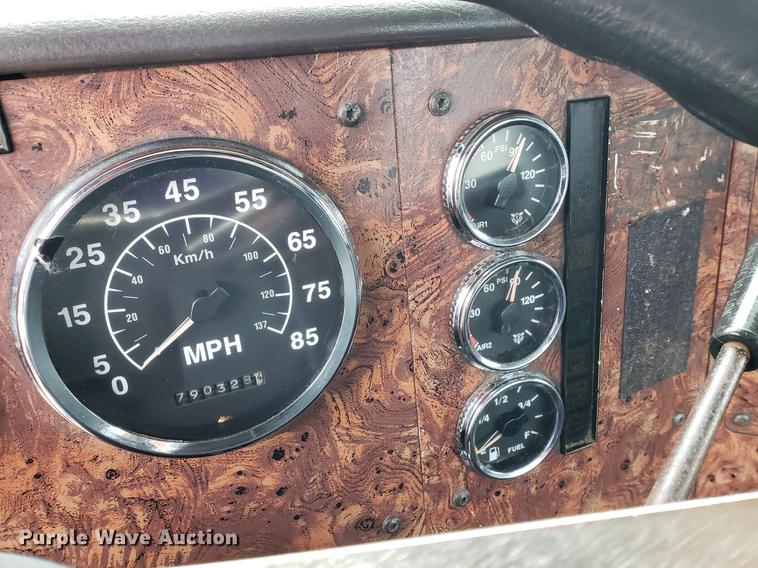 image for item EF9873 1999 International 9200 semi truck