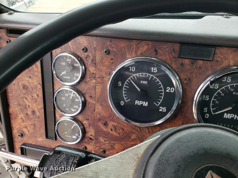 image for item EF9873 1999 International 9200 semi truck