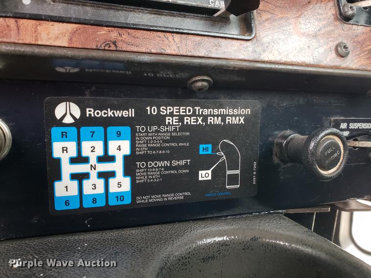 image for item EF9873 1999 International 9200 semi truck