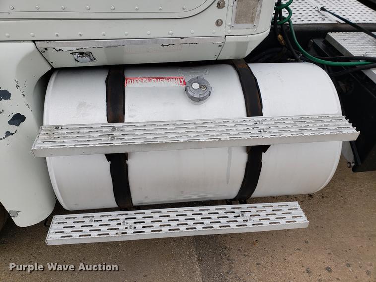 image for item EF9873 1999 International 9200 semi truck