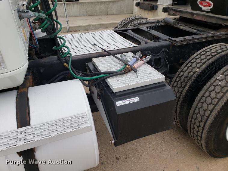 image for item EF9873 1999 International 9200 semi truck