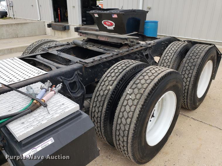 image for item EF9873 1999 International 9200 semi truck