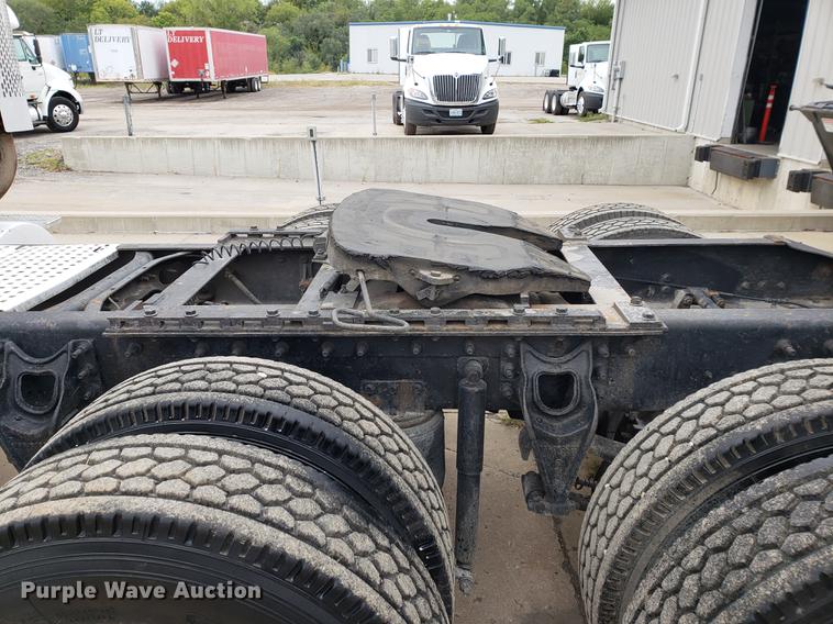 image for item EF9873 1999 International 9200 semi truck