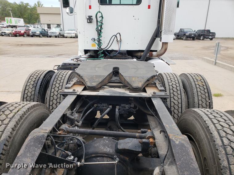 image for item EF9873 1999 International 9200 semi truck