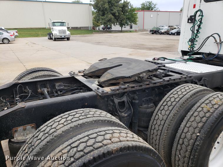 image for item EF9873 1999 International 9200 semi truck