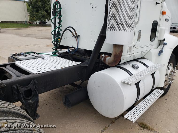 image for item EF9873 1999 International 9200 semi truck