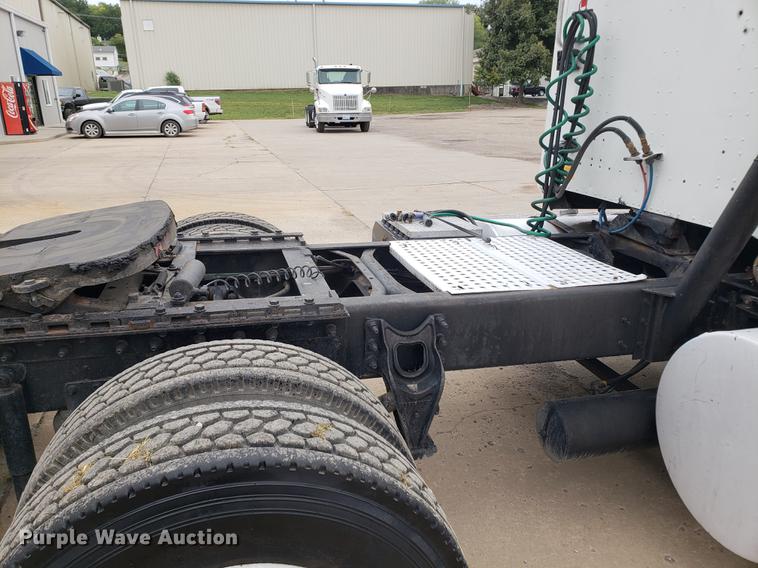 image for item EF9873 1999 International 9200 semi truck