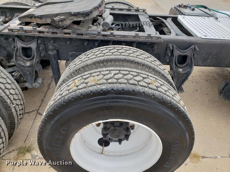 image for item EF9873 1999 International 9200 semi truck