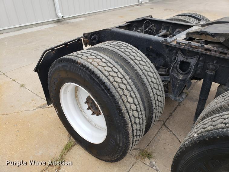 image for item EF9873 1999 International 9200 semi truck