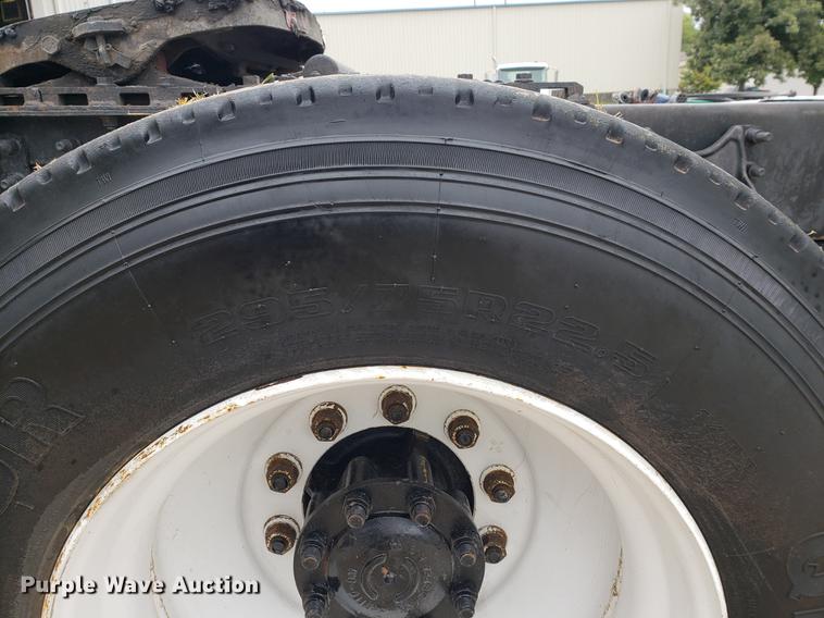 image for item EF9873 1999 International 9200 semi truck