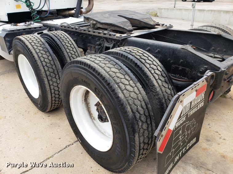 image for item EF9873 1999 International 9200 semi truck