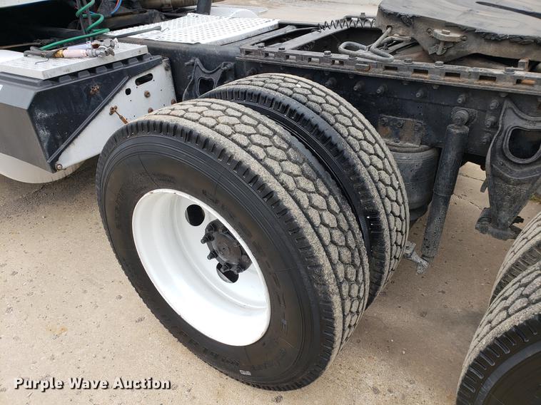 image for item EF9873 1999 International 9200 semi truck