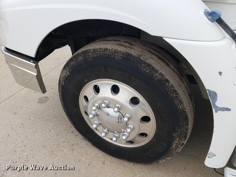 image for item EF9873 1999 International 9200 semi truck