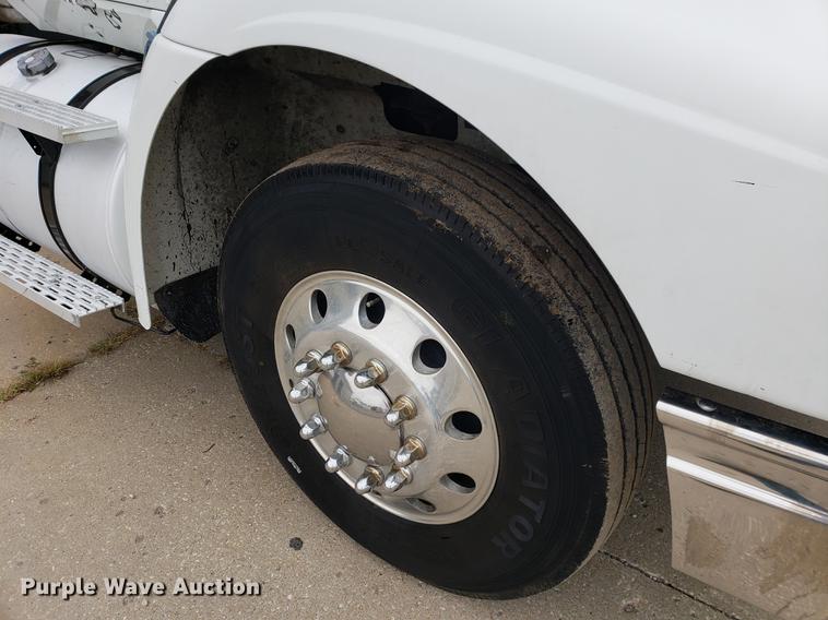 image for item EF9873 1999 International 9200 semi truck