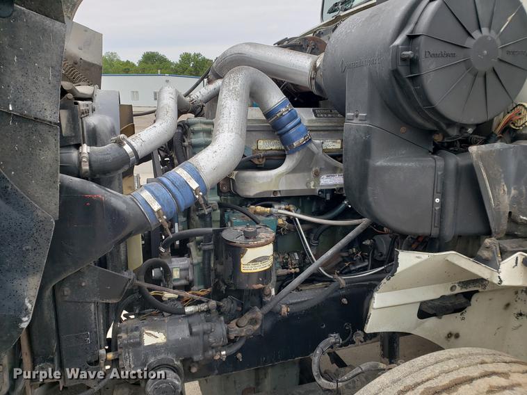 image for item EF9873 1999 International 9200 semi truck