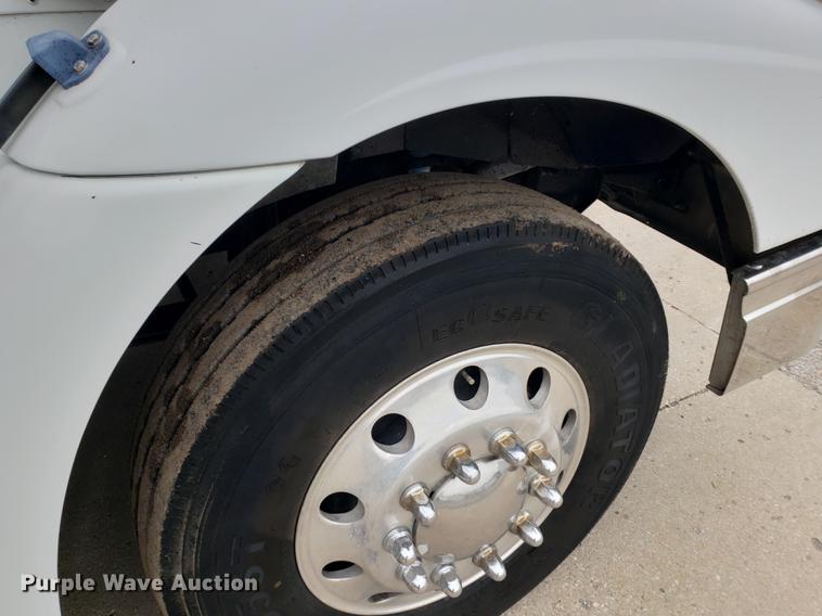 image for item EF9873 1999 International 9200 semi truck