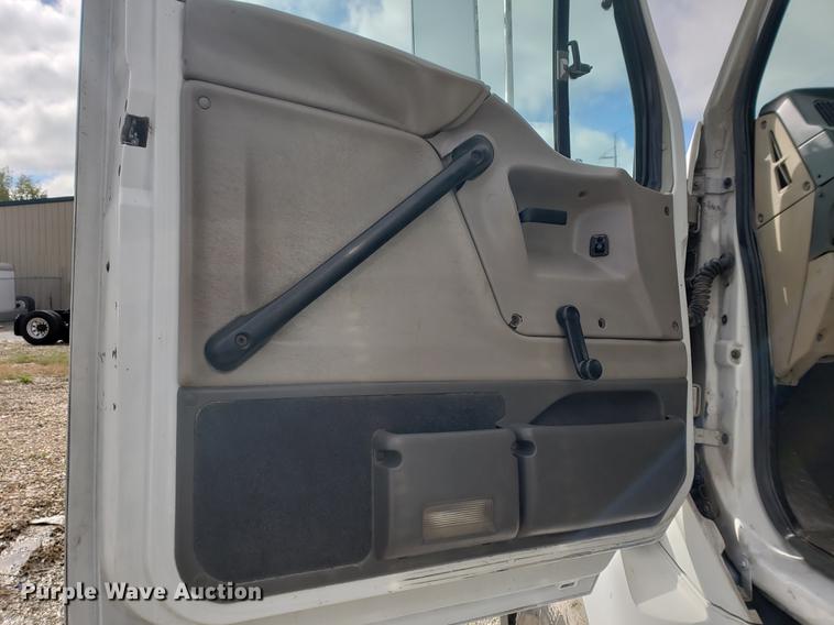 image for item EF9925 2005 Sterling semi truck