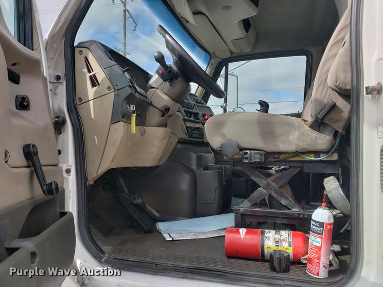 image for item EF9925 2005 Sterling semi truck