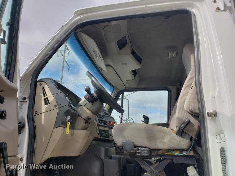 image for item EF9925 2005 Sterling semi truck