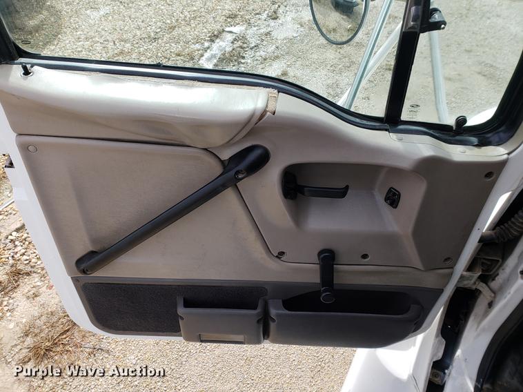 image for item EF9925 2005 Sterling semi truck