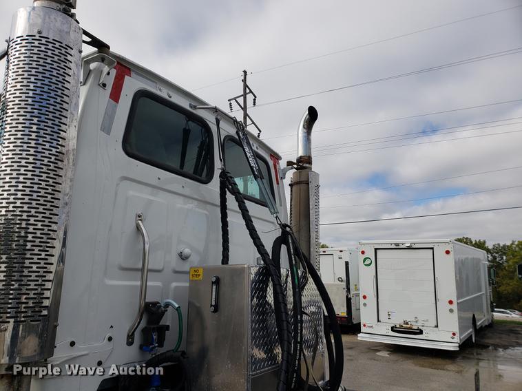 image for item EF9925 2005 Sterling semi truck