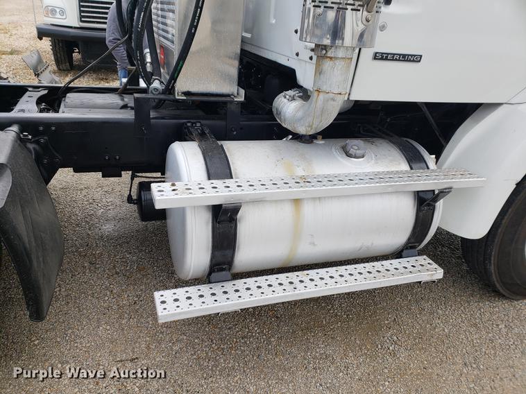 image for item EF9925 2005 Sterling semi truck