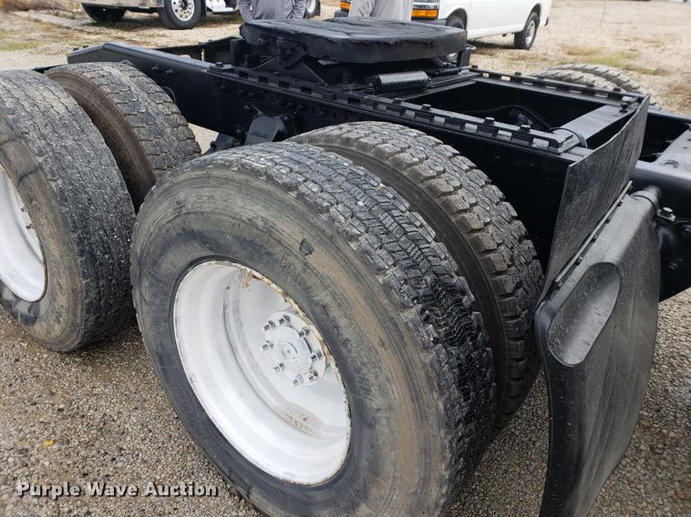 image for item EF9925 2005 Sterling semi truck