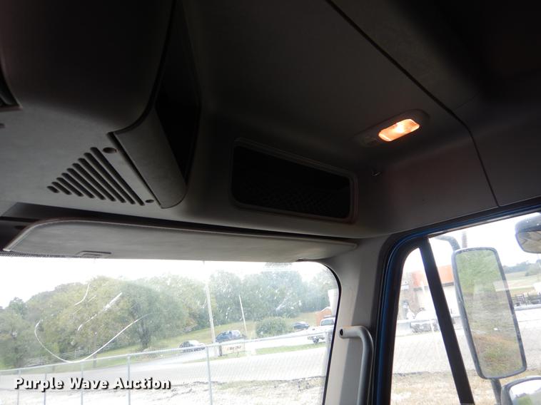 image for item EO9645 2006 Freightliner Columbia semi truck