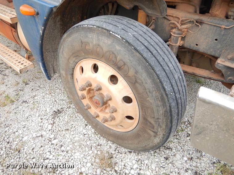 image for item EO9645 2006 Freightliner Columbia semi truck