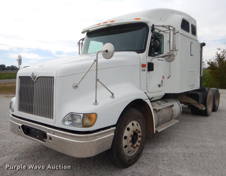 image for item EO9647 2007 International 9400i semi truck