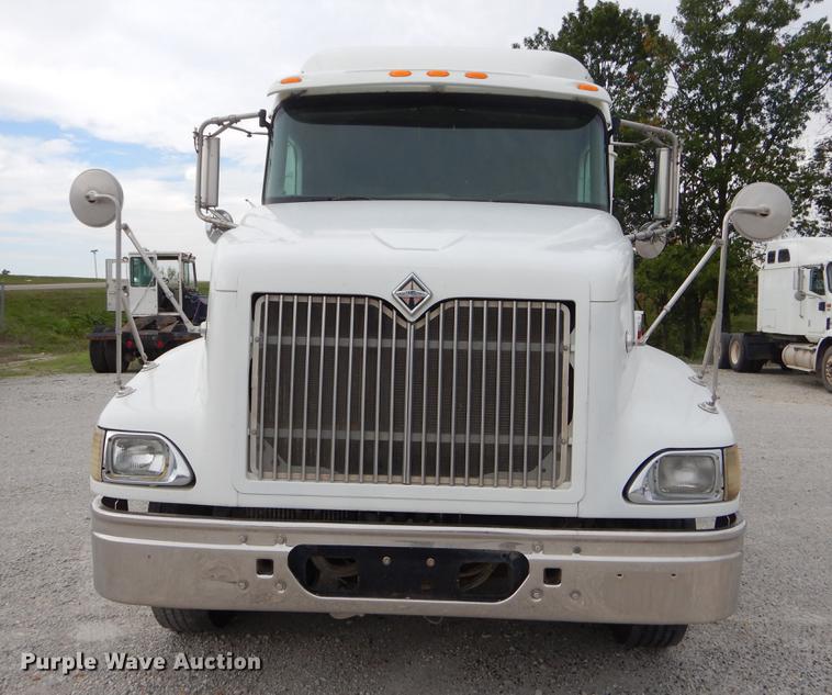 image for item EO9647 2007 International 9400i semi truck