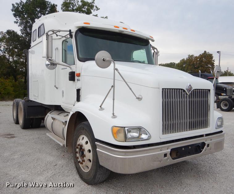 image for item EO9647 2007 International 9400i semi truck
