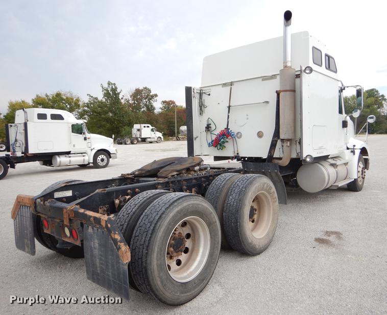 image for item EO9647 2007 International 9400i semi truck