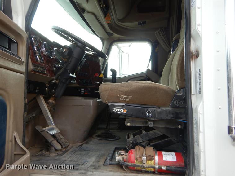 image for item EO9647 2007 International 9400i semi truck