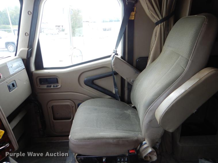 image for item EO9647 2007 International 9400i semi truck