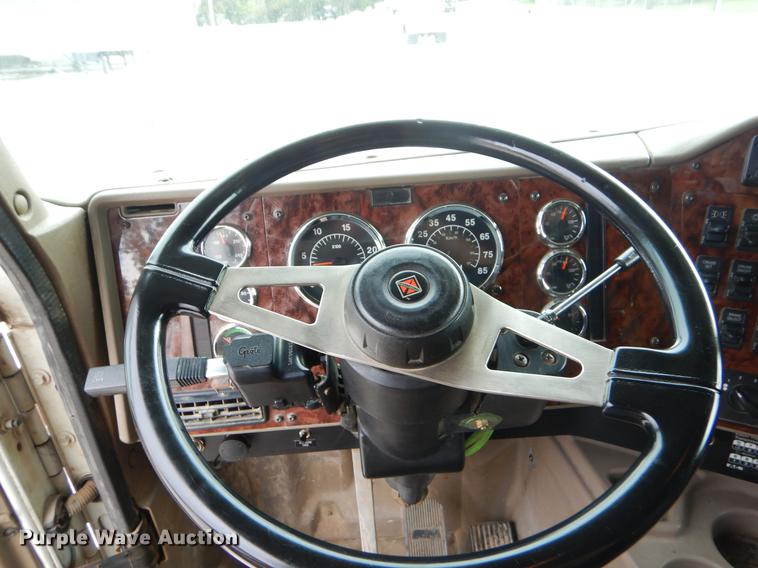 image for item EO9647 2007 International 9400i semi truck