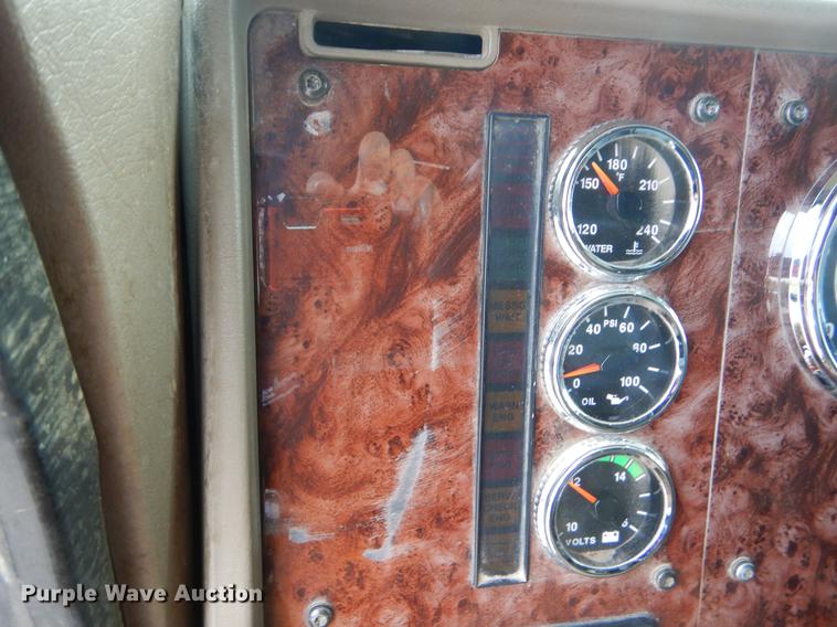 image for item EO9647 2007 International 9400i semi truck